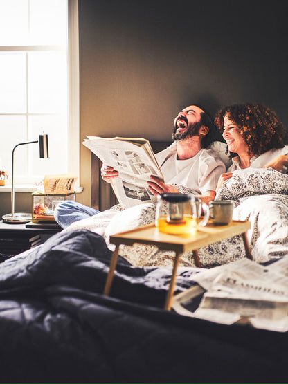 Offrez-vous un petit-déjeuner au lit. Ce plateau garantit une bonne stabilité à vos verres, assiettes et couverts. Idéal pour un moment détente au réveil !